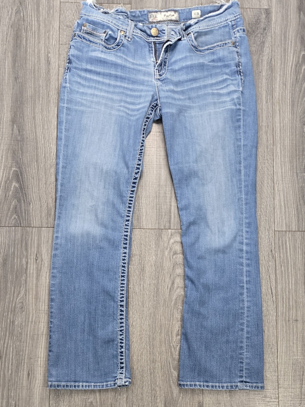 BKE Payton Jeans Womens 31R Mid Rise Bootcut Distressed Light Wash Buckle.